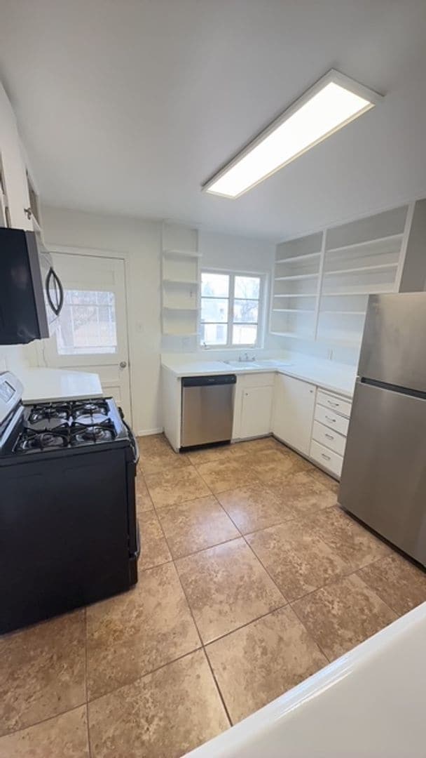 Building Photo - Centrally located in the NE Heights 4 bedroom, 1 3/4 Bath 1900 square feet.