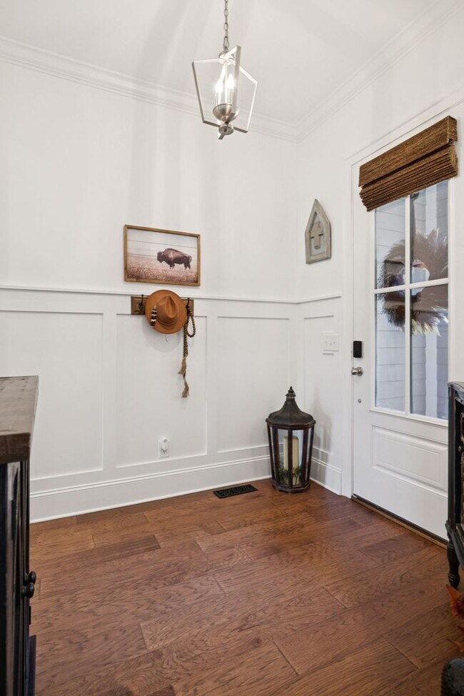 Building Photo - Luxurious living space *Fully furnished an...