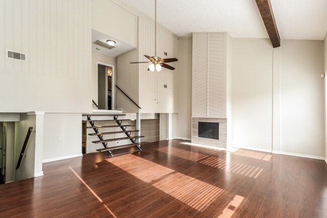 Building Photo - 2 Lakeway St