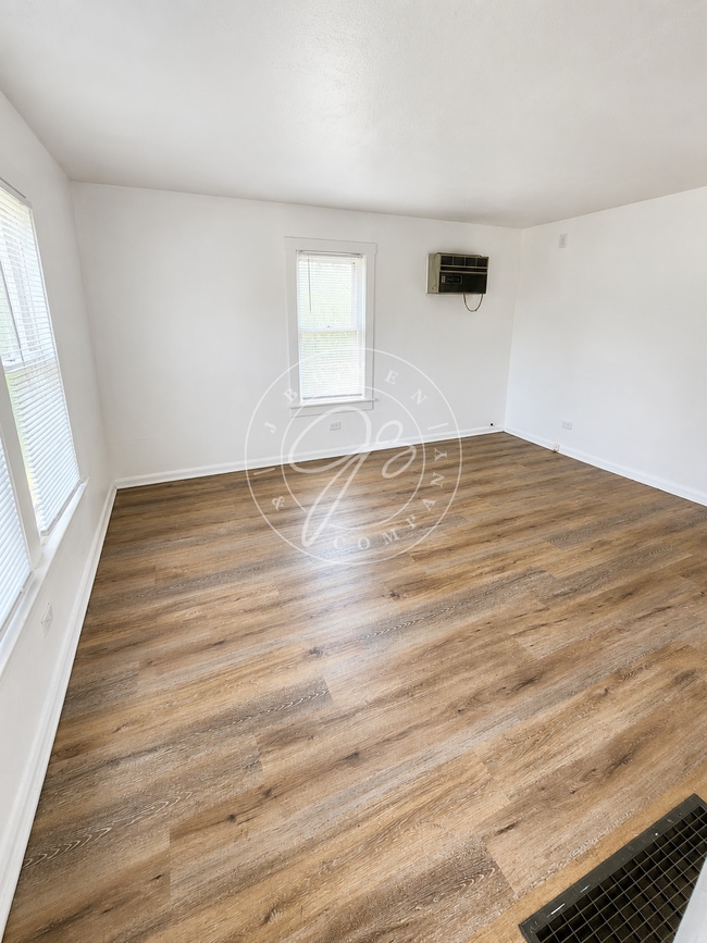 Building Photo - Updated West Toledo Upper unit! 2 Bedroom – Water Included!