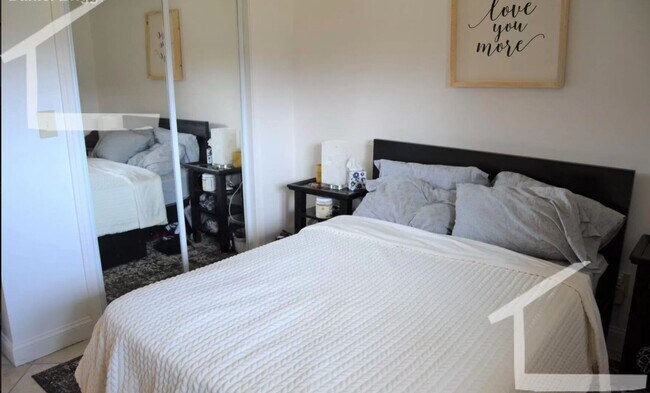 Building Photo - Great 2-bed with Pool!  Ht + HW Incl., 2 Parking Spots Included.  Cat Friendly