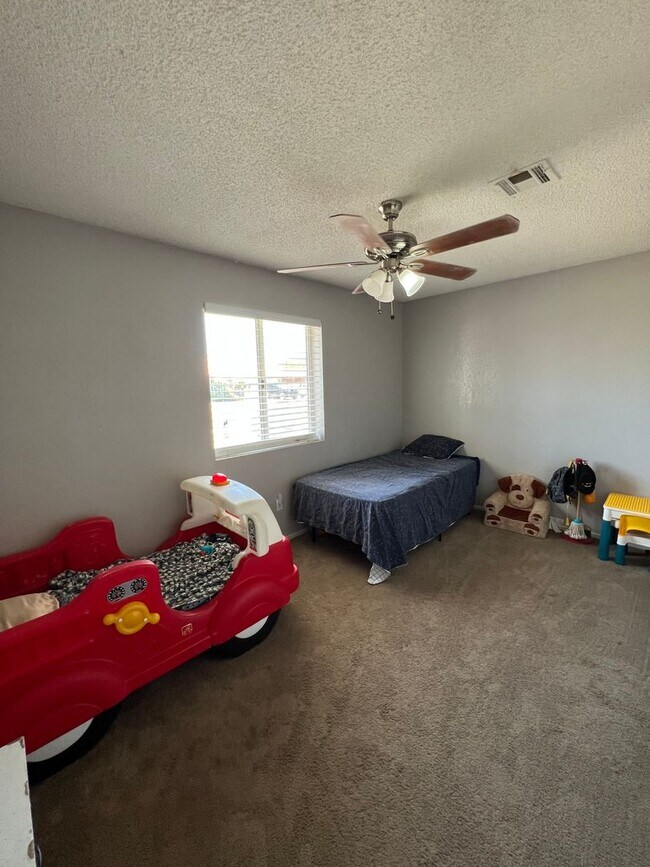 Building Photo - 4 BEDROOM HOME CLOSE TO SCHOOLS!