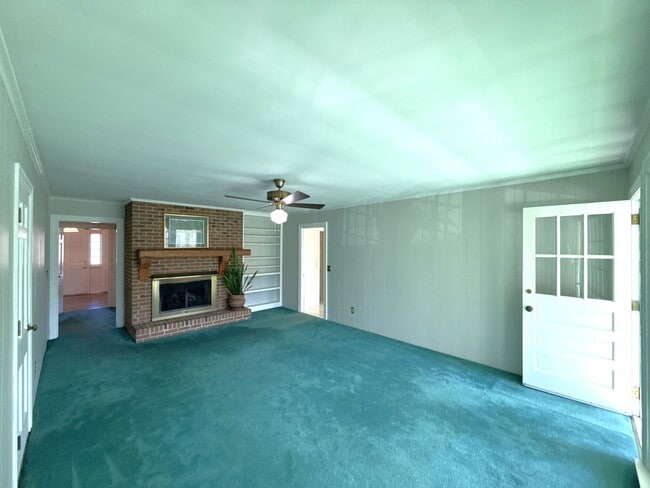 Building Photo - Beautiful 5 Bedroom 3 Bathroom House on Country Club Golf Course!