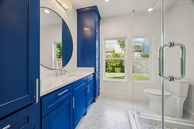 Building Photo - 515 E 9th St