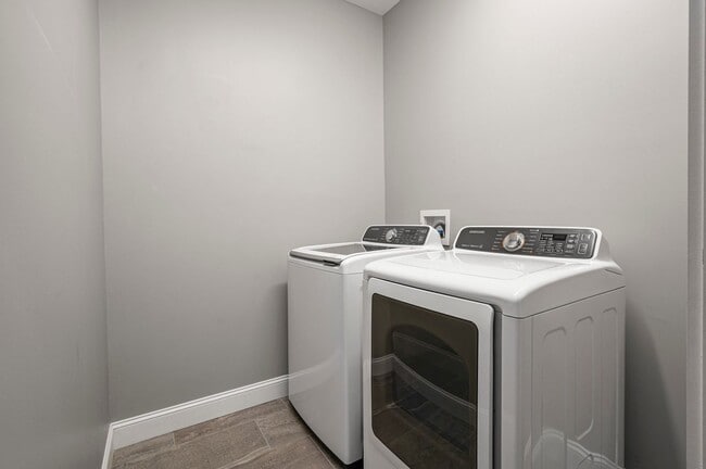 Building Photo - Beautiful & Modern 3-Bedroom Townhome near...