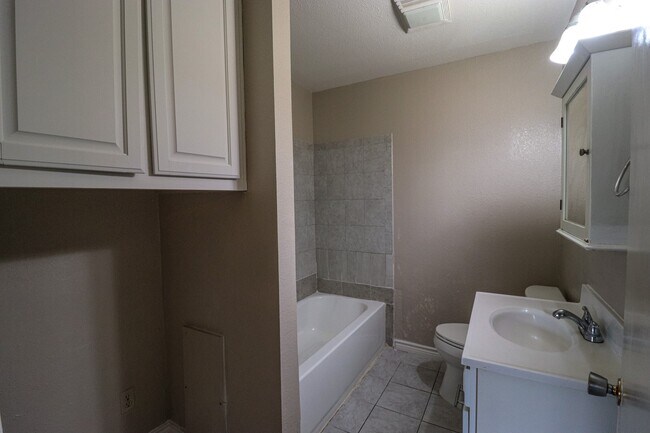 Building Photo - 3732 Kenwood St