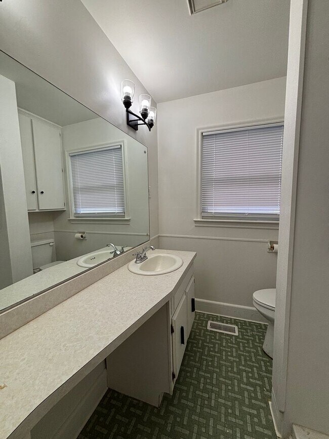 Building Photo - Adorable 3 bed, 1 bath, 1 car midtown bung...