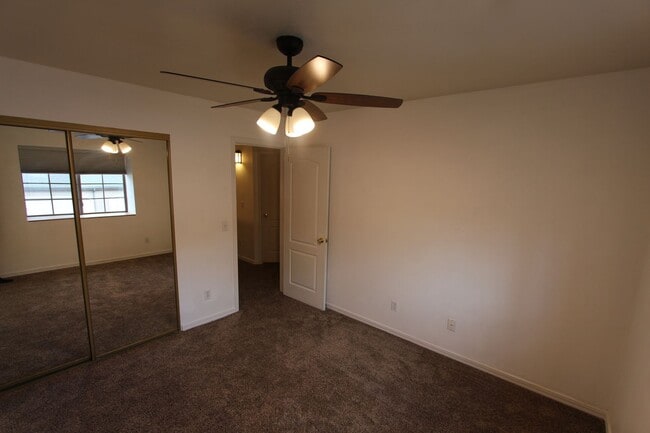 Building Photo - 3-Bed / 2.5-Bath Townhome in Boulder Point Near FUTS Trails