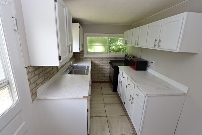 Building Photo - Charming Two Bedroom Unit in the Heart of ...
