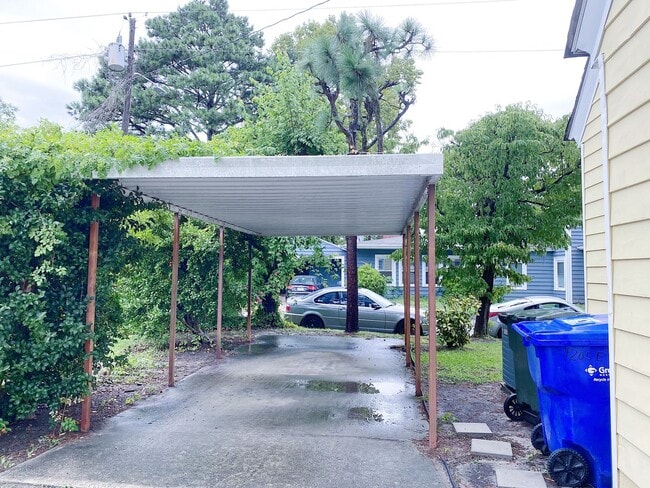 Building Photo - Beautiful 2 Bedroom home one block from ECU!