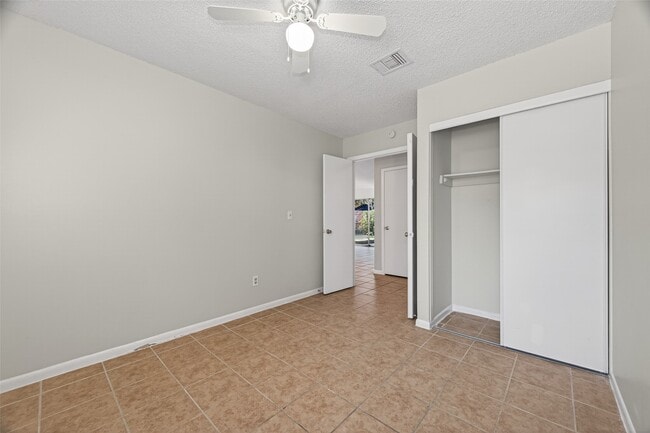 Building Photo - 5211 Devon Green Dr