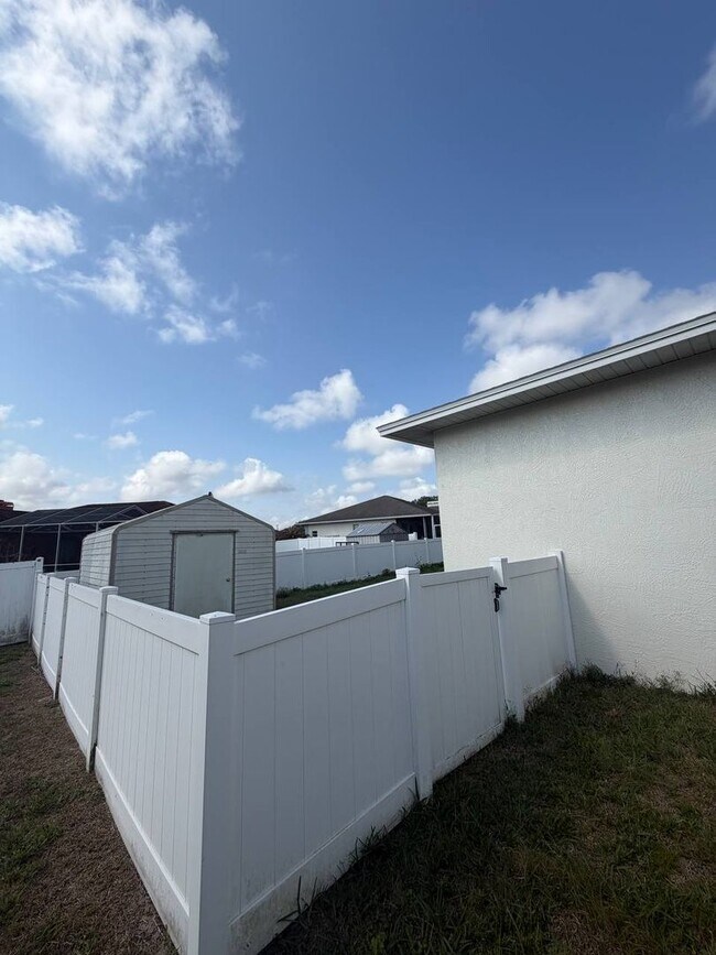 Building Photo - Welcome to your private Florida retreat in Lakeland!