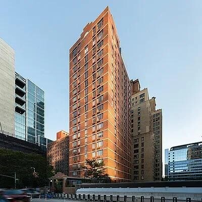 Building Photo - 444 W 35th St