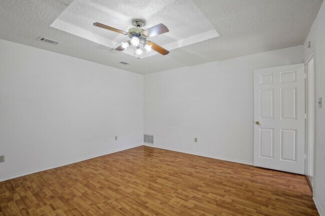 Building Photo - 215 E Pritchard Ln