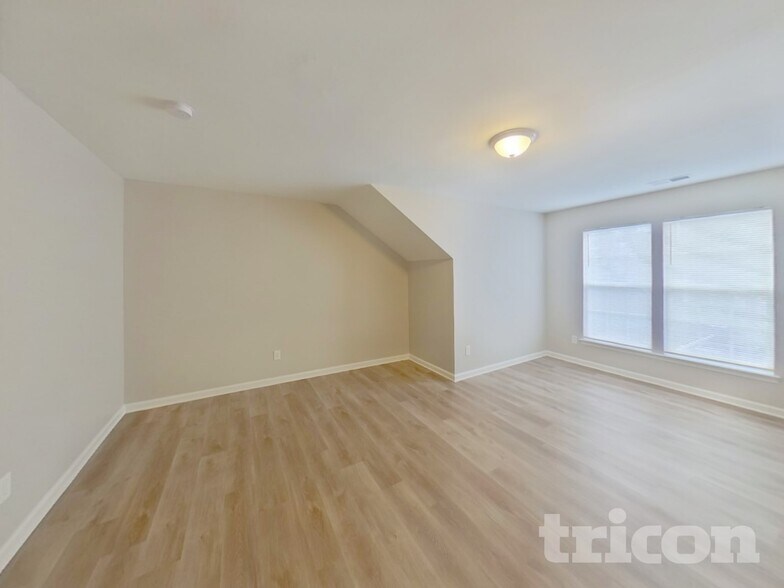 Building Photo - 5136 Sunburst Ln