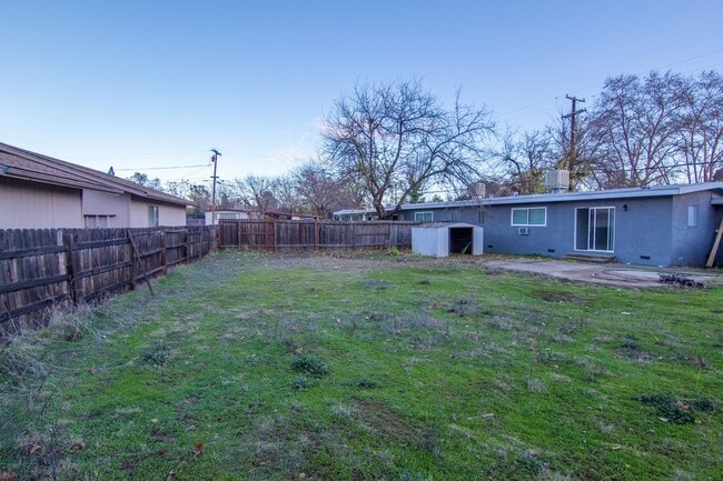 Building Photo - South Redding Duplex with Many Perks!