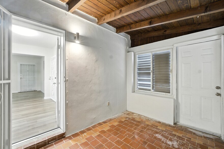 Building Photo - 2545 Tequesta Ln