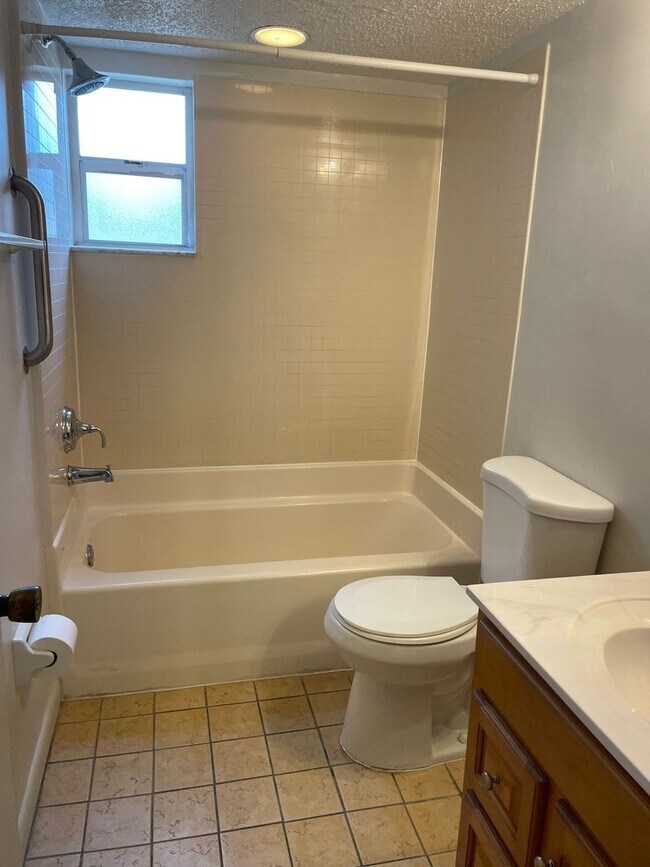 Building Photo - Venice Island 1Br/1Ba Condo Ground Floor