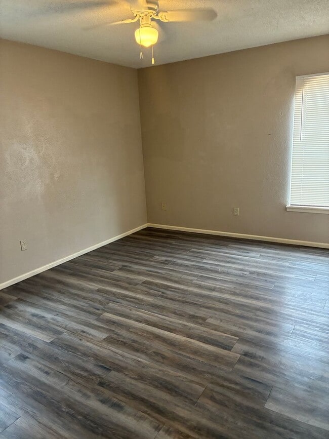 Building Photo - Updated in Central Lubbock
