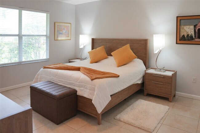 Building Photo - 821 SW 13th Ct