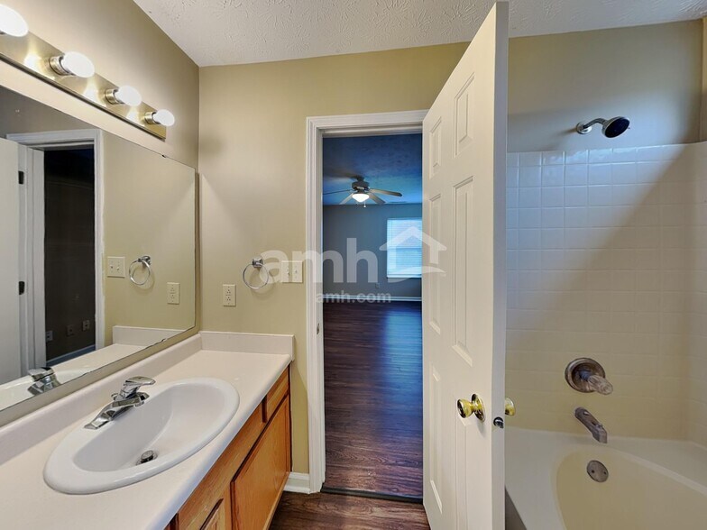 Building Photo - 8749 Trumpeter Dr