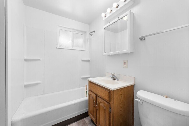 Building Photo - Cunningham Duplex