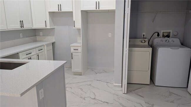 Building Photo - 826 Middleton Dr SW