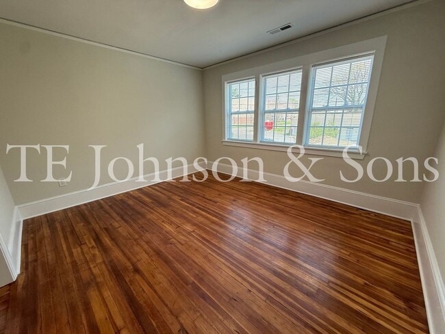 Building Photo - Updated 3BR/2BA Apartment with Quartz Counters & Modern Finishes