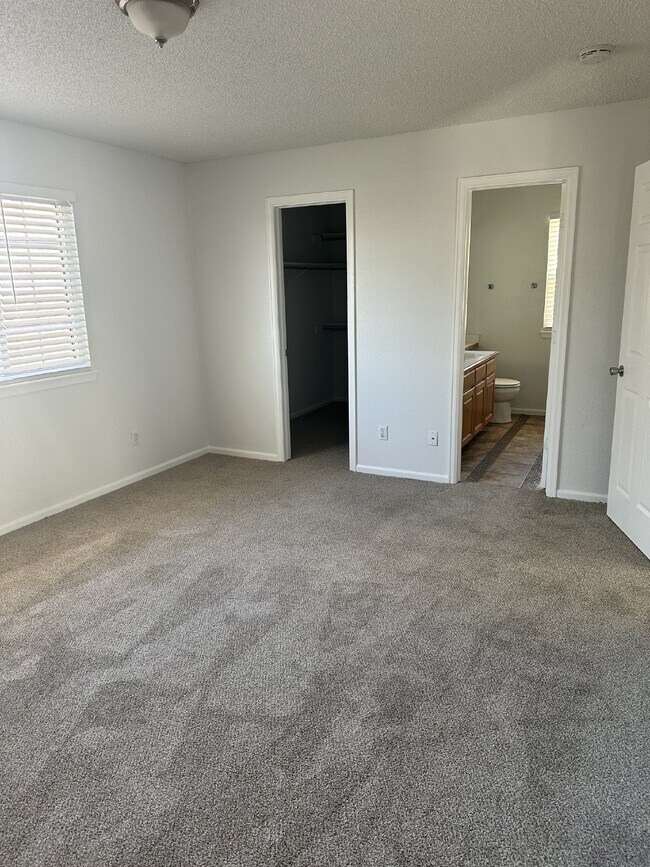 Building Photo - All yard care included! Great community am...