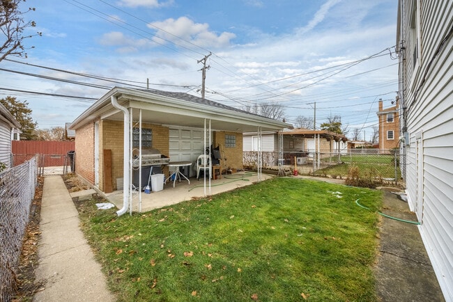 Building Photo - 5748 W Montrose Ave