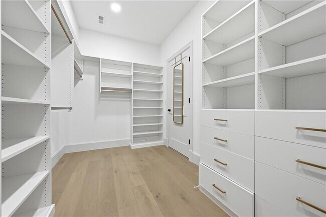 Building Photo - 5133 Fifth Ave