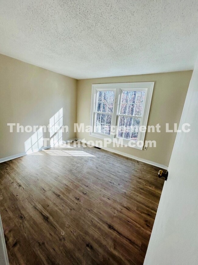 Building Photo - Charming 2 Bedroom Townhouse