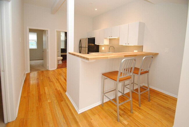 Building Photo - 711 N Hoyne Ave
