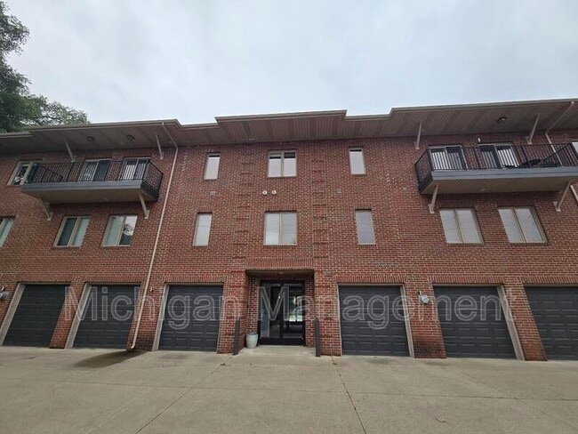 Building Photo - 2715 E Maple Rd