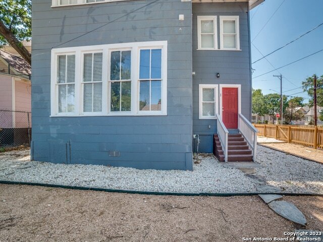 Building Photo - 732 N Pine St