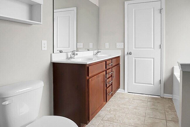 Building Photo - 3 bedrooms, 2.5 bathrooms  2-car garage in...