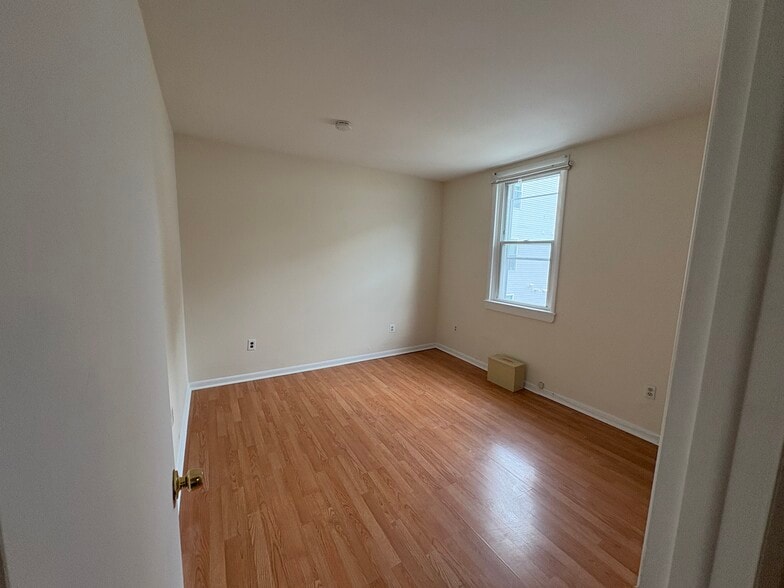 Building Photo - 631 Catharine St