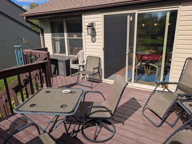 Building Photo - 607 Tamarack Dr W