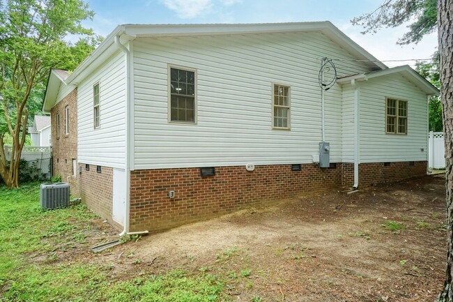 Building Photo - Three Bedroom Home!