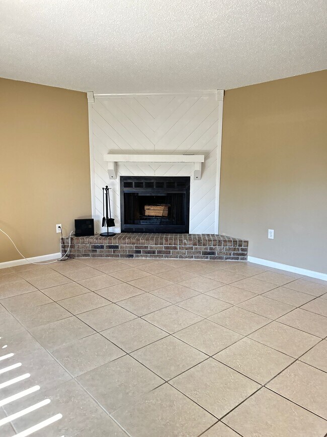 Building Photo - 609 Olympic Dr