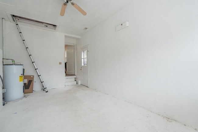 Building Photo - MOVE IN READY 3 Bedroom in Chesapeake!