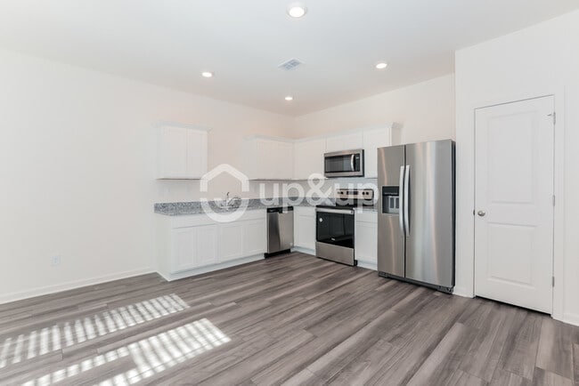 Building Photo - Fantastic 3bd/2.5ba home! Coming soon!