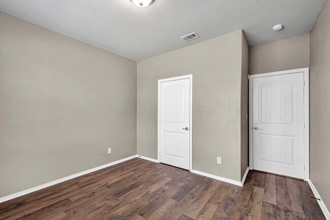 Building Photo - 5 Brooks Ranch Rd