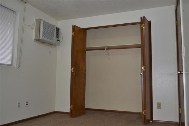Building Photo - 2 Bedroom 1.5 Bathroom 4 plex (6 month lea...