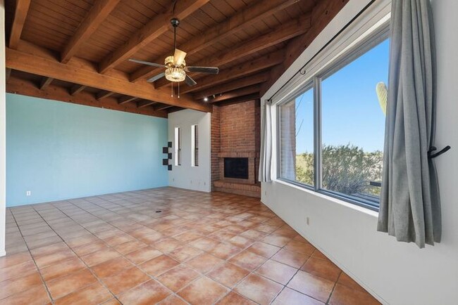 Building Photo - 770 N Lazy J Wy