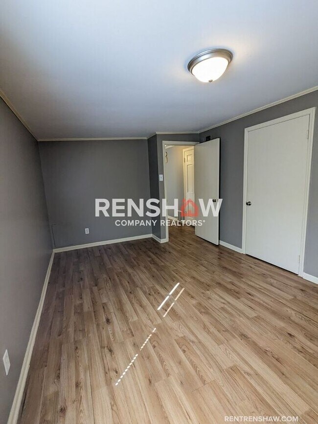 Building Photo - Convenient, 3/2 Home In East Memphis Now A...