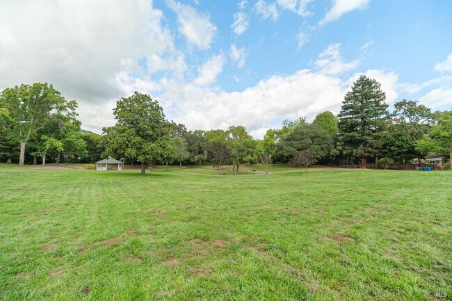 Building Photo - 996 Simmons Ln