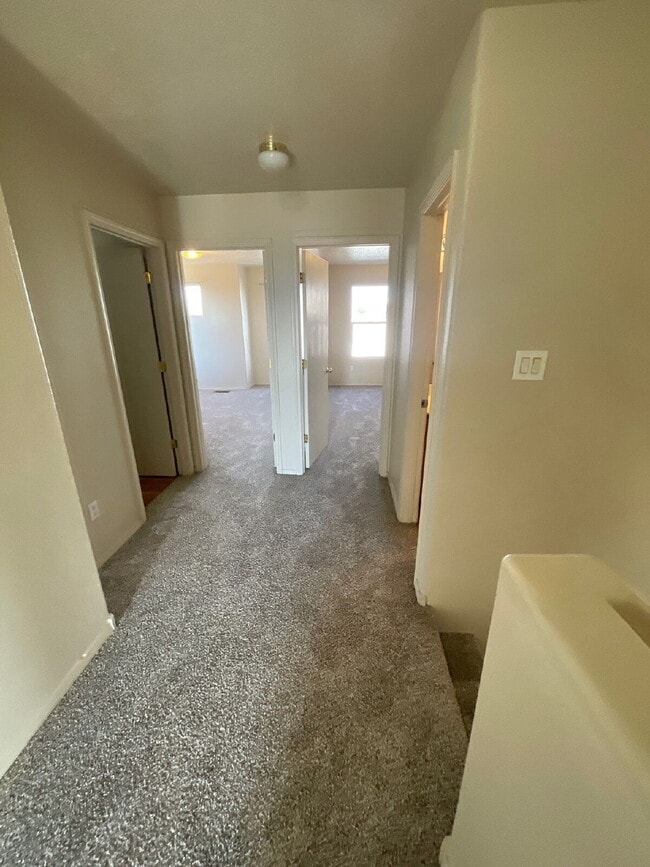 Building Photo - Two story 3 bedroom!