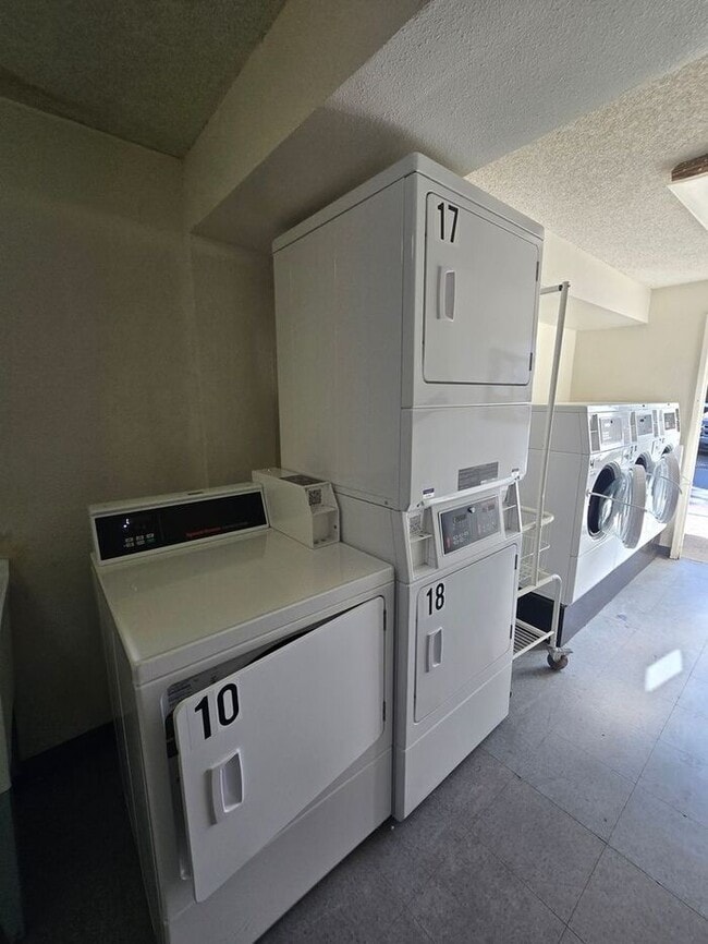 Building Photo - Discover this well-appointed 2-bedroom, 1.5-bath condo in San Diego