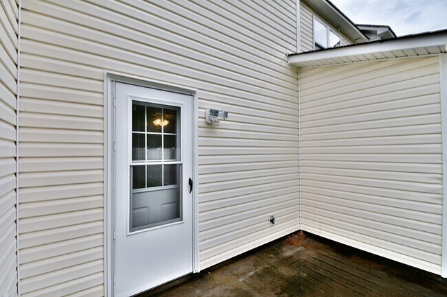 Building Photo - 104 Streamwood Dr